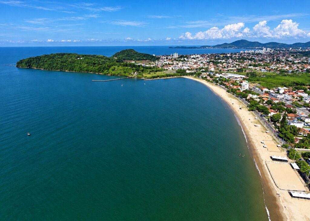 Vista aérea da orla de Balneário Piçarras, Santa Catarina