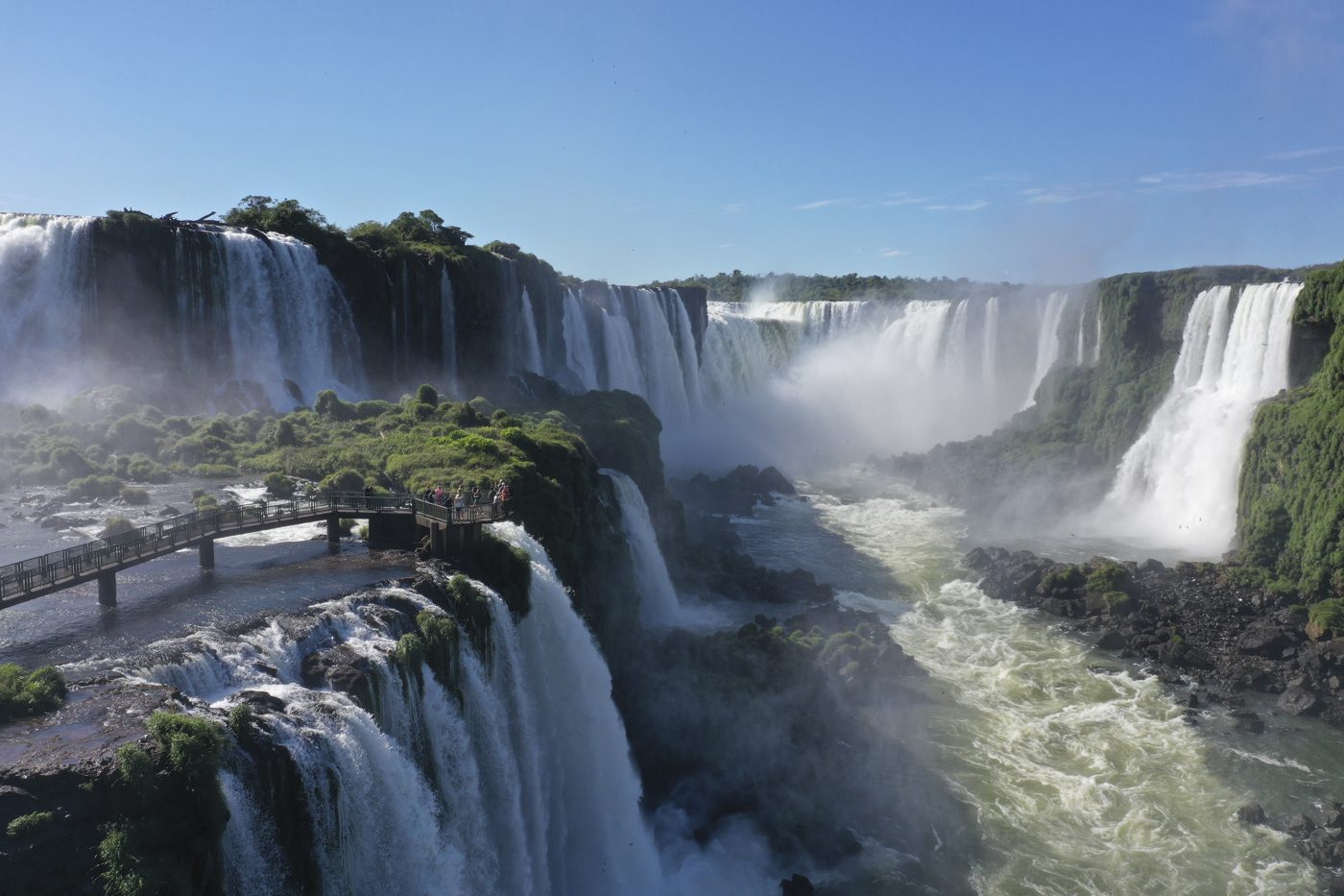 Visitantes na passarela das Cataratas do Iguaçu, no Parque Nacional do Iguaçu