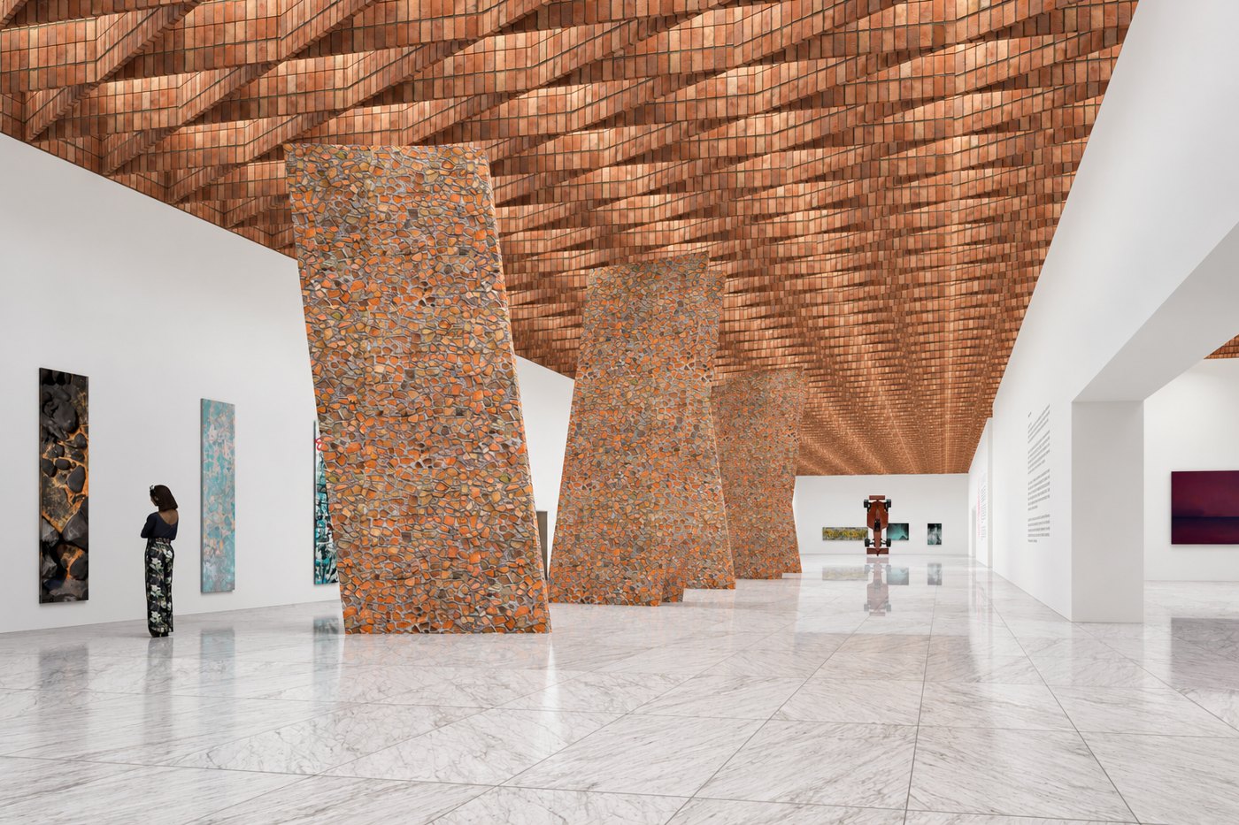 Imagem do projeto de uma sala de exposição do Centre Pompidou Paraná, com teto e pilares de tijolo.